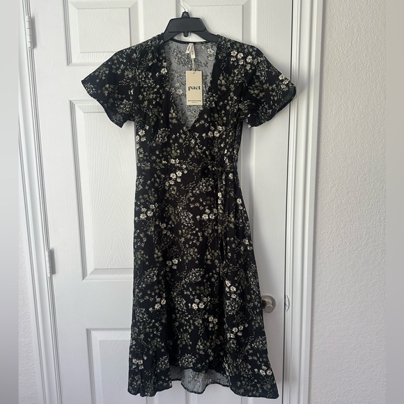 Pact Cafe Crepe Wrap Dress Black Wildflowers
Midi Organic Cotton Size XS NWT - Picture 4 of 9